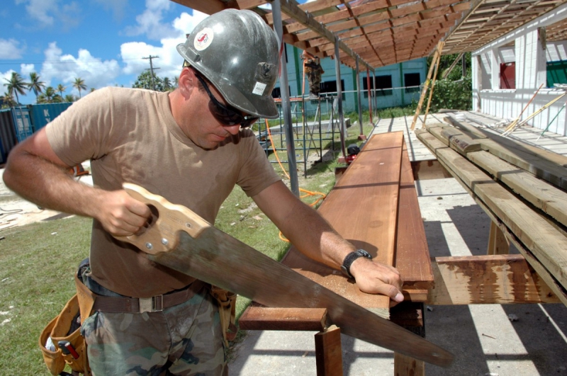 ebeniste-GILETTE-min_worker_construction_building_carpenter_male_job_build_helmet-893290